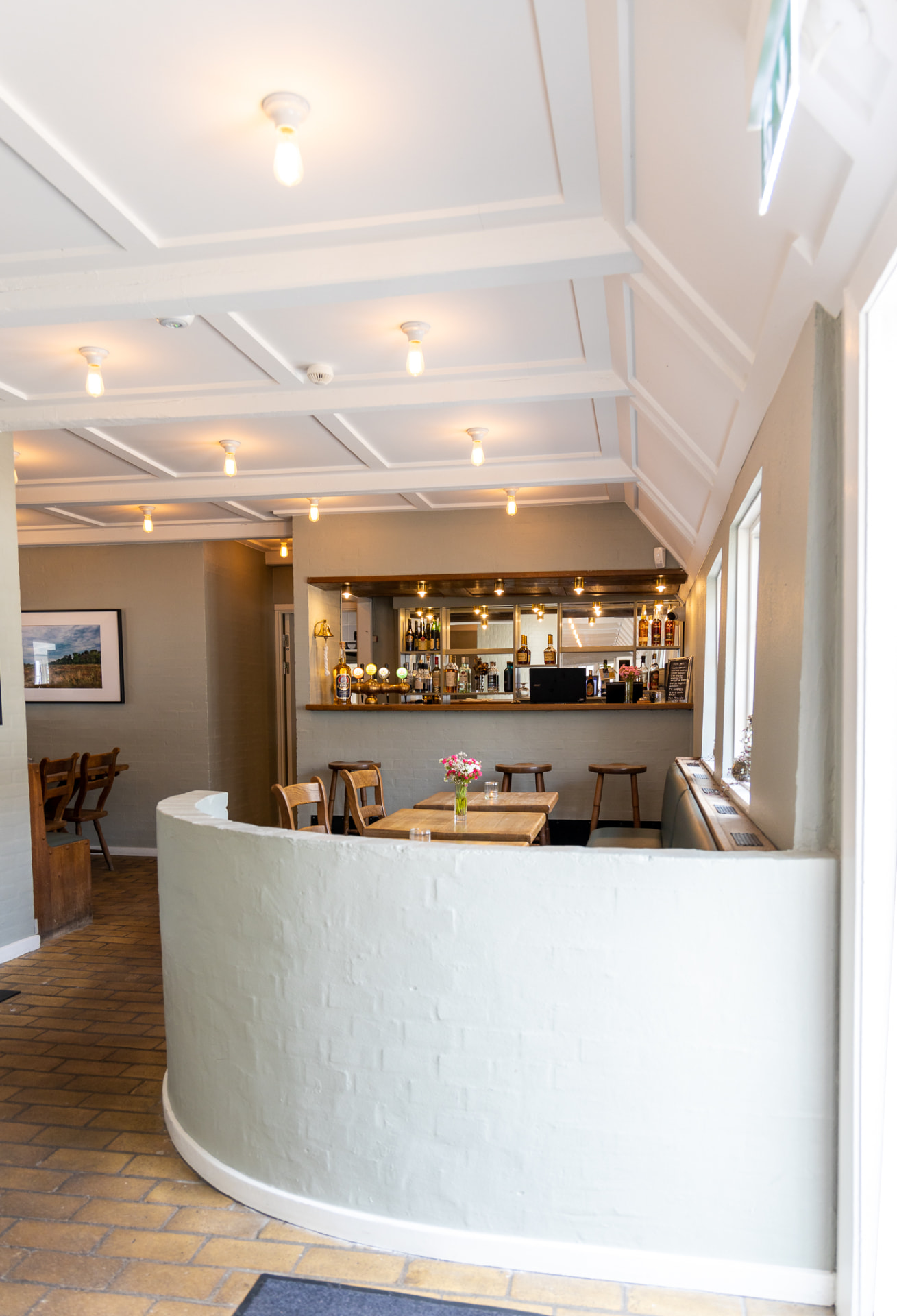 Baren med hvide loftpaneler