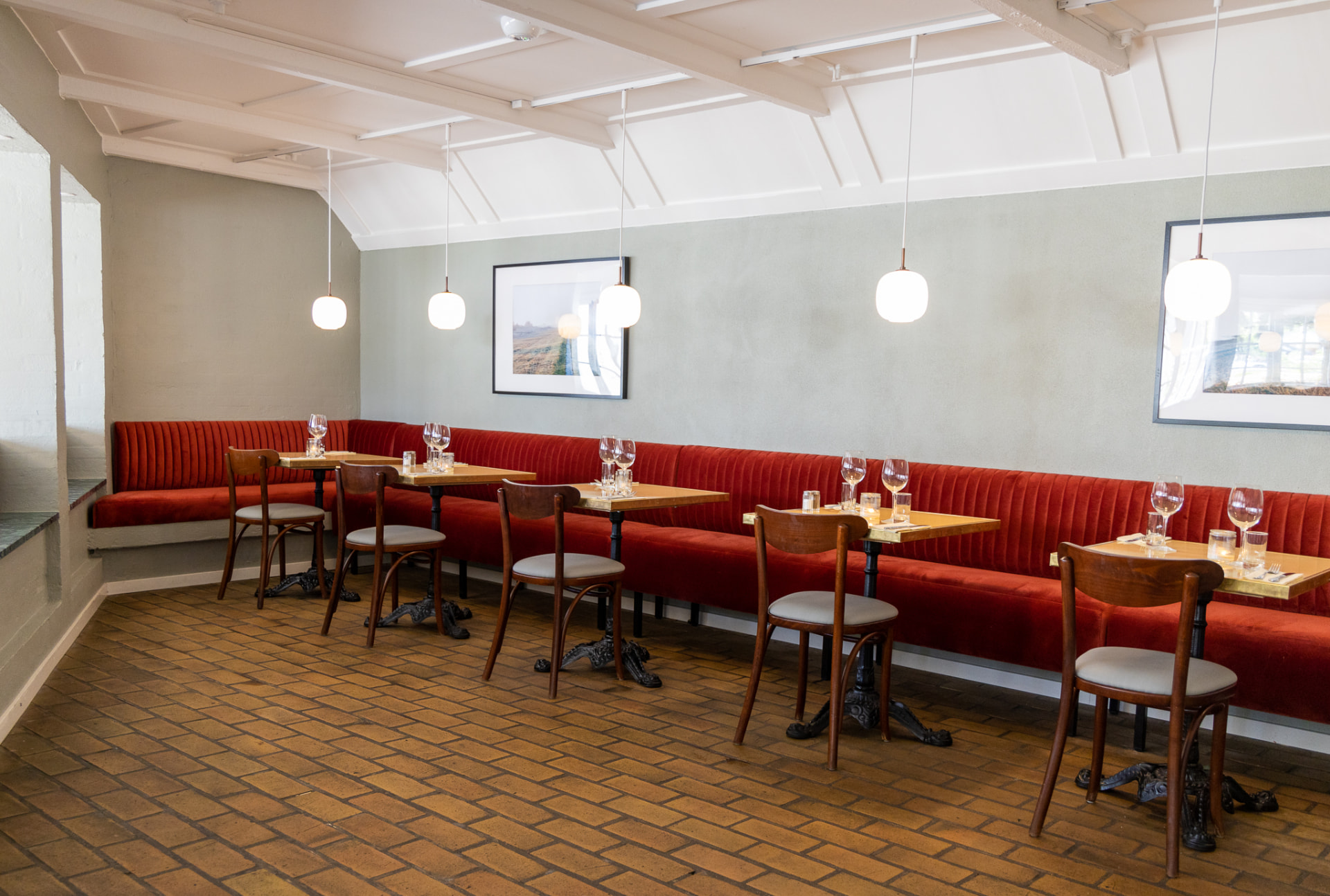 Restauranten med røde bænke og pendler