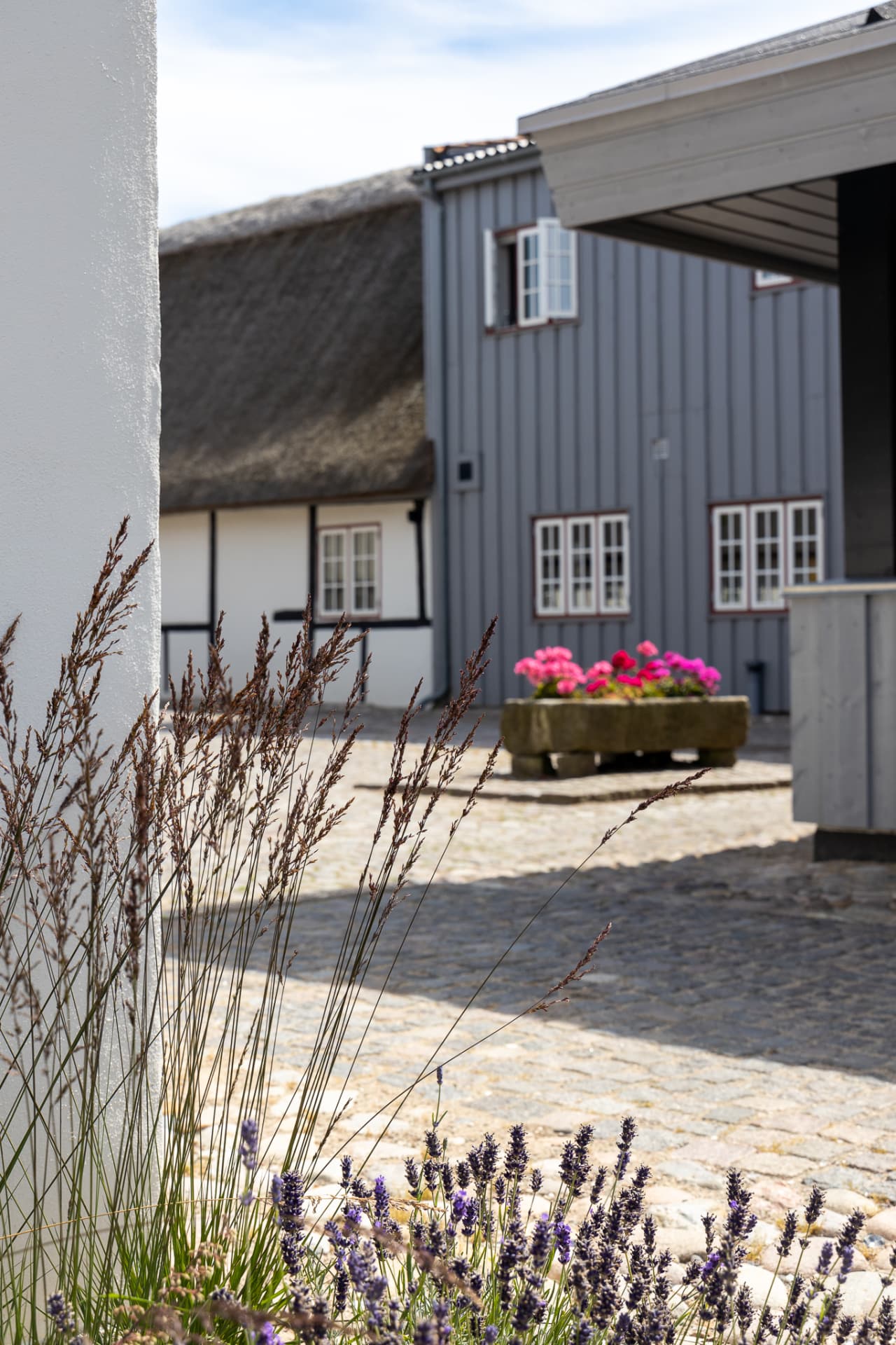 Gårdrum med lavendel og stråtag