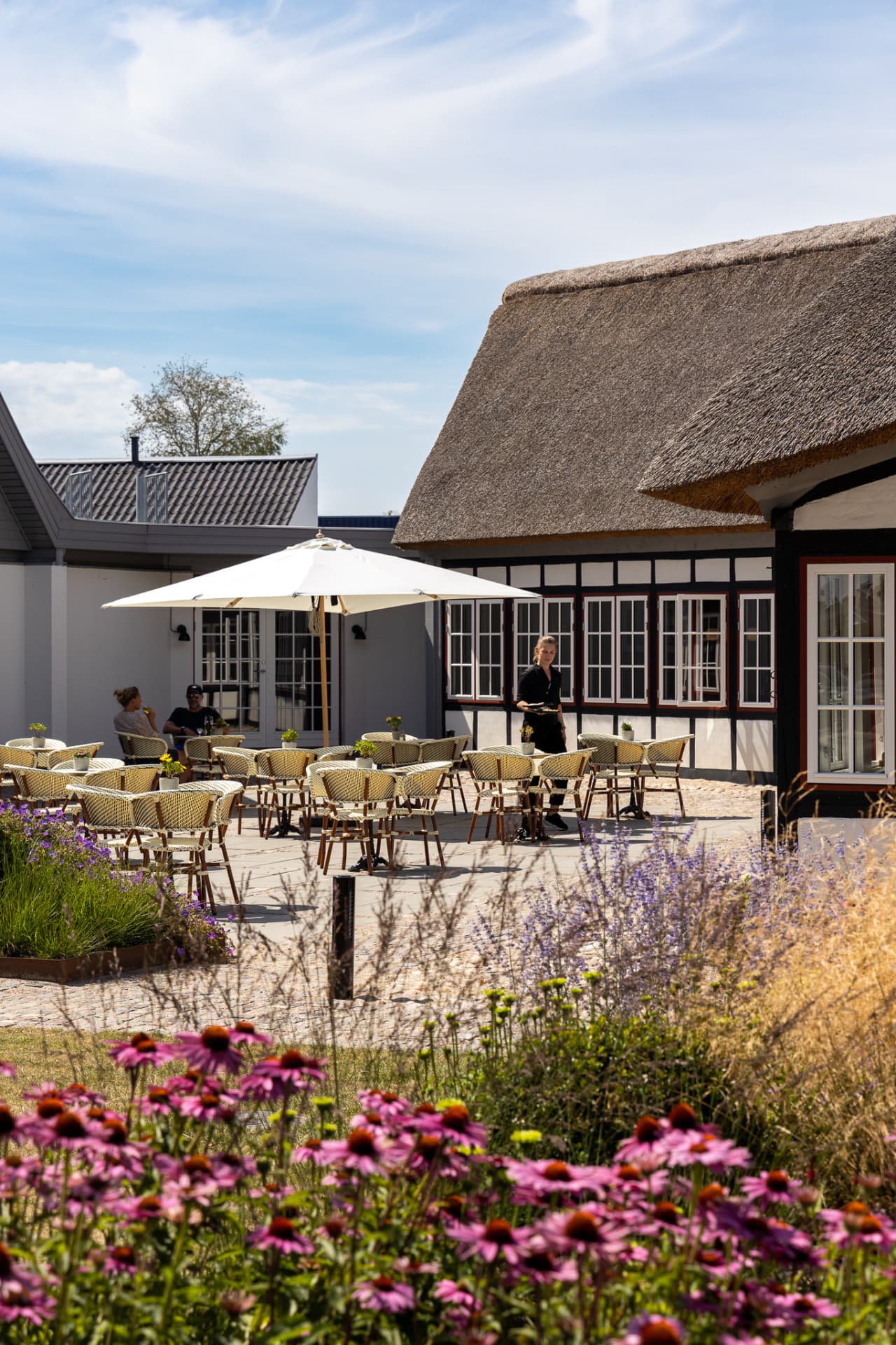 Terrasse med parasol og blomster